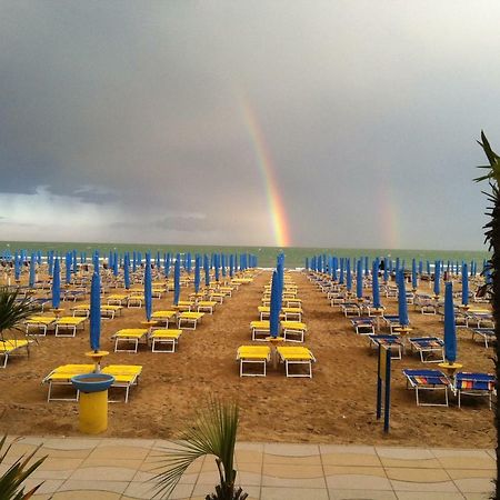 Piccolo Moderno Appartamento Sulla Spiaggia In Centro 利多迪迪耶索洛 外观 照片